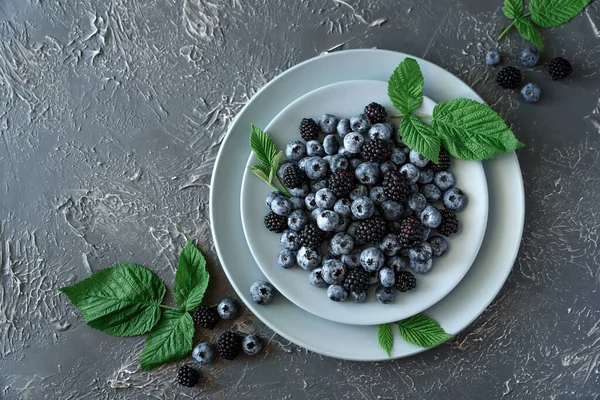 Fresh Blueberries Blackberries Decorated Green Leaves Gray Concrete Background Top — Stock Photo, Image