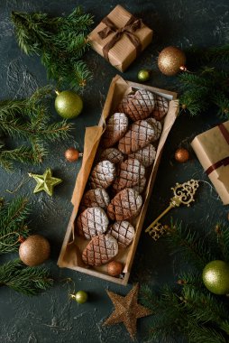 Noel süslemeli zencefilli kurabiye. Yeni yıl ve Noel kutlaması konsepti. Yumuşak odaklanma. Üst görünüm