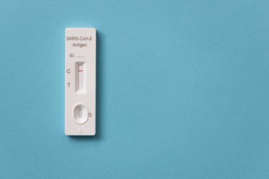COVID-19 için hızlı test aygıtı kullanarak negatif test sonucu