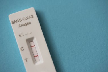 COVID-19 için hızlı test cihazı kullanarak pozitif test sonucu