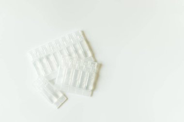 Nebulizör için tıbbi bulutsular beyaz arka planda izole edildi. Astım tedavisi. Üst görünüm