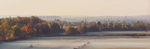 Güneşin Doğuşunda Sisli Bir Sabah Sonbahar Doğası — Stok fotoğraf