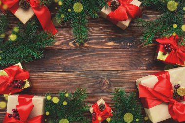 Noel arkaplanı, süslemeler ve tahta masada hediye kutuları. Üst Manzara. Uzayı kopyala Mutlu Noeller ve mutlu yıllar.