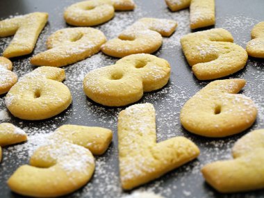 Sayılar şeklinde ev yapımı kurabiye