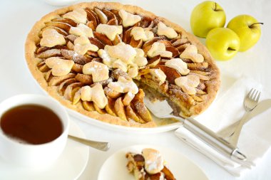 Elmalı turta ile çay beyaz arka plan üzerinde