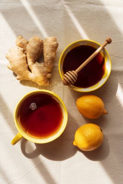 Limon Çayı, Zencefil ve Balla Güneş Işığı Altında Düz Yerde