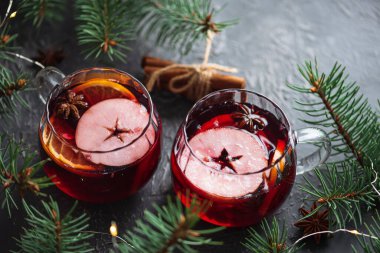 Noel Dekorlu ve Peri Işıklı İki Bardak Sıcak Şarap