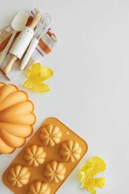 Balkabağı küflü, şekerli ve mevsimsel dekorasyonlu sonbahar pişirme ayarları