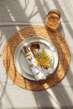 Beyaz Tabakta Sarı Yapraklı Masa Ayarları ve Güneş Işığı Altında Dokuma