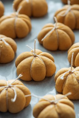 Balkabağı şekilli hamur parçaları iple bağlanmış haldedir.