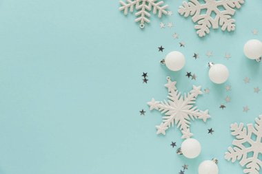 Açık Mavi Arkaplanda Beyaz Noel Süslemeleri ve Kar Taneleri