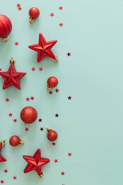 Açık Mavi Arkaplanda Kırmızı Noel Süslemeleri ve Konfeti