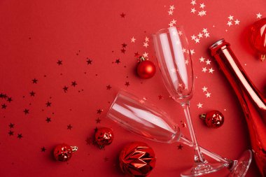 Şampanya Flütler, Şişe ve Süslerle Kırmızı Tatil Kutlaması