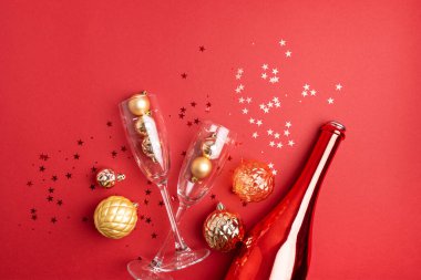 Şampanya Flütler, Şişe ve Süslerle Kırmızı Tatil Kutlaması