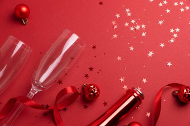 Şampanya Flütler, Şişe ve Süslerle Kırmızı Tatil Kutlaması