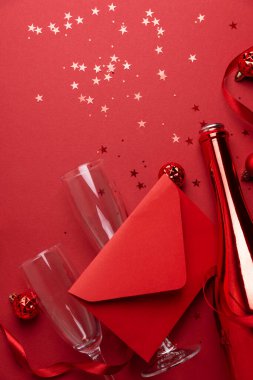Kırmızı Tatil Kutlaması Şampanya Flütler, Şişe, Kurdele, Süsler ve Kırmızı Zarf ile Kutlama