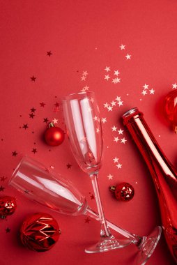 Şampanya Flütler, Şişe ve Süslerle Kırmızı Tatil Kutlaması