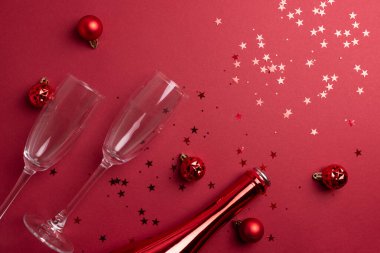 Şampanya Flütler, Şişe ve Süslerle Kırmızı Tatil Kutlaması