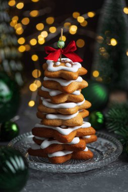 Noel Ağacı Kurabiye Yığını Buz ve Süslerle