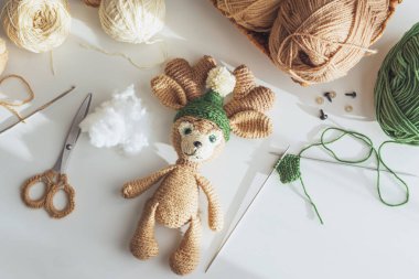 Samimi Çalışma Alanında Tığ Geyik Oyuncak İplik ve El Yapım Aletleri