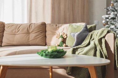 Crochated Ren Geyiği Oyuncağıyla Sıcak Oturma Odası ve Masada Noel Tatili Mum Dekoru