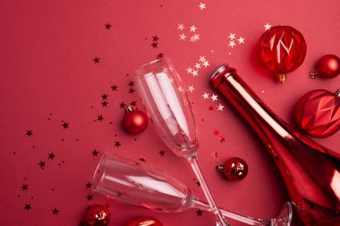 Kırmızı Tatil Yeni Yıl Kutlaması Şampanya Flütler, Şişe ve Noel Süslemeleri ile