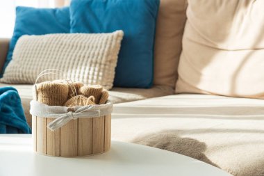 İplik Sepeti ile örgü ve Gün Işığında Rahat Koltuk