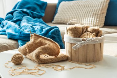 İplik Sepeti ile örgü ve Gün Işığında Rahat Koltuk