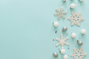 Açık Mavi Arkaplanda Beyaz Noel Süslemeleri ve Kar Taneleri