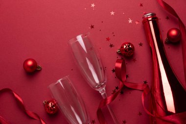 Şampanya Flütler, Şişe ve Süslerle Kırmızı Tatil Kutlaması