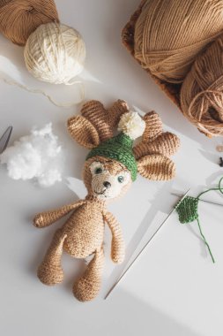 Samimi Çalışma Alanında Tığ Geyik Oyuncak İplik ve El Yapım Aletleri