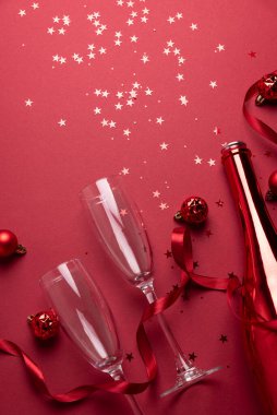 Şampanya Flütler, Şişe ve Süslerle Kırmızı Tatil Kutlaması