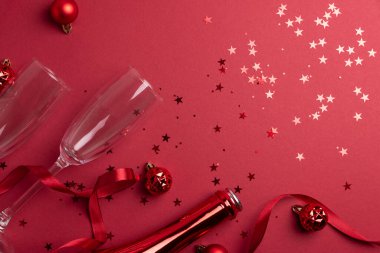 Şampanya Flütler, Şişe ve Süslerle Kırmızı Tatil Kutlaması