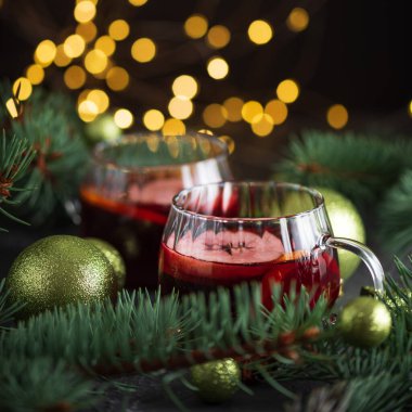 Noel Dekorlu ve Peri Işıklı İki Bardak Sıcak Şarap