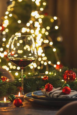 Noel Masası, Noel ışıklarına karşı kırmızı şaraplı şarap kadehleriyle kurulur