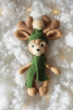 El yapımı örgü Noel Ren Geyiği Bebeği Peri Işıkları Tüylü Beyaz Arkaplanda