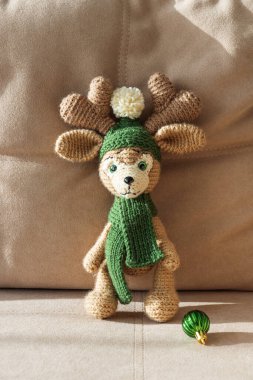 Konforlu Tatil Arkaplanında Noel süsleriyle örülmüş ren geyiği