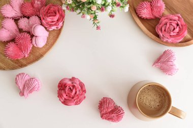 Gül ve kalp şeklinde şekerlemeli romantik kahve. Sevgililer Günü kutlaması. Şablon