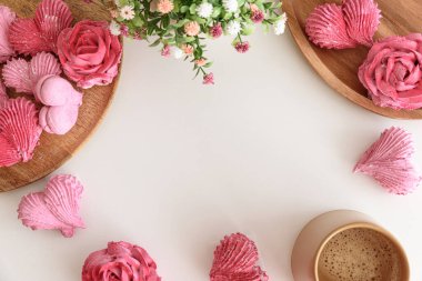 Gül ve kalp şeklinde şekerlemeli romantik kahve. Sevgililer Günü kutlaması. Şablon