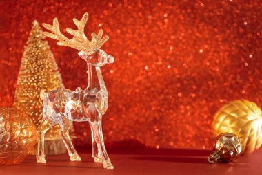 Kırmızı Işıltılı Arkaplanda Altın Süslü Kristal Ren Geyiği