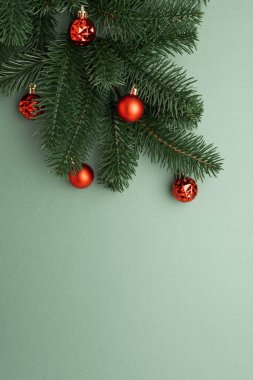 Çam dallarında asılı kırmızı Noel Süslemeleri Sessiz Yeşil Arkaplanda