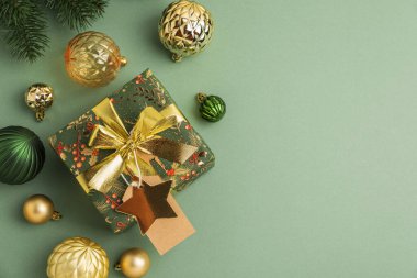 Noel Hediyeleri ve Şenlik Arkaplanındaki Evergreen şubelerinden Sınır