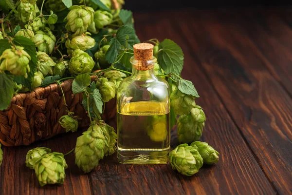 Tahta Yüzeyde Taze Hops ile Cam Şişede Zıpla