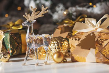 Altın Boynuzlu Kristal Ren Geyiği ve Şenlik İçin Noel Hediyeleri