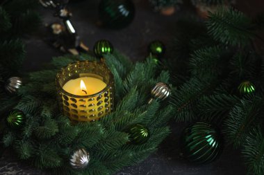 Yeşil Cam Tutacağında Yeşil Mum Çam Çelengi ve Noel Süslemeleri