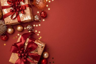 Kırmızı Kurdeleli Altın Kaplama Noel Hediyeleri ve Kırmızı Arkaplanda Süslemeler