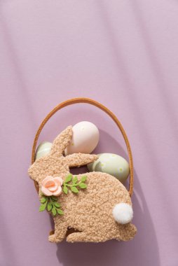 Paskalya Tavşanı Sepeti Lavanta Arkaplanda Yumurta ve Çiçeklerle