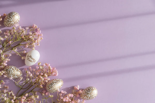 Lavanta Arkaplanda Altın Detaylı Paskalya Yumurtaları ve Çiçekler