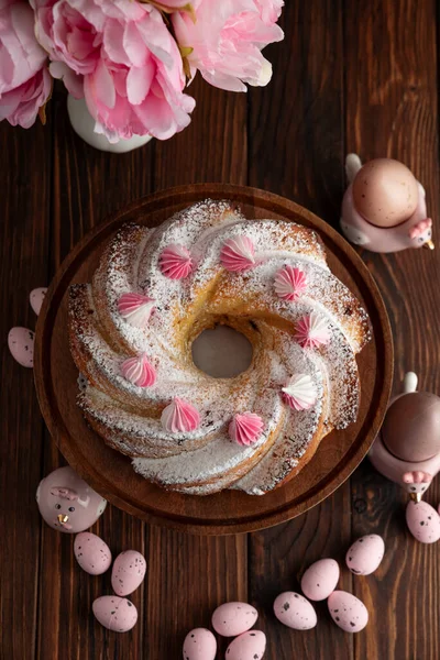 Geleneksel Paskalya pastaları. Koyu ahşap masa üzerinde süslemeli şekerler.