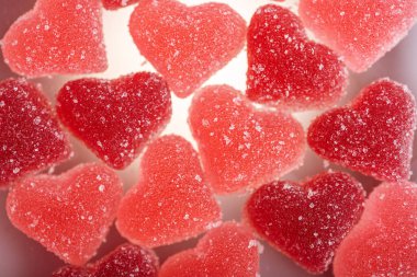 Şeker kırmızısı ve pembe kalp şeklinde şekerler yakın planda. Sevgililer Günü Kutlaması